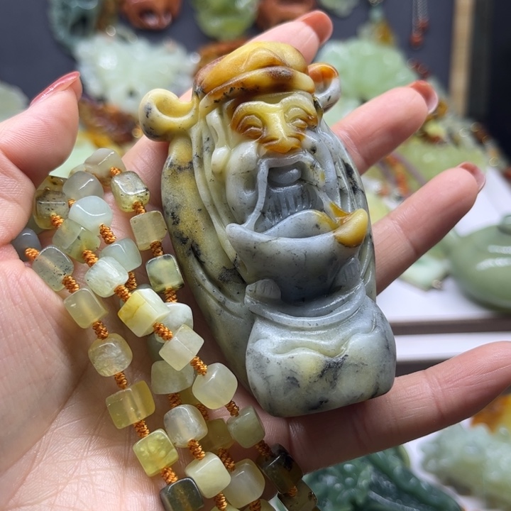 时***转蛇纹石玉未镶嵌颈饰