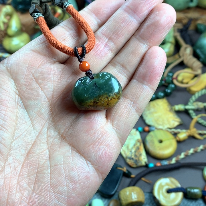 吊坠(赠链)未镶嵌岫岩河磨玉（透闪石质玉）