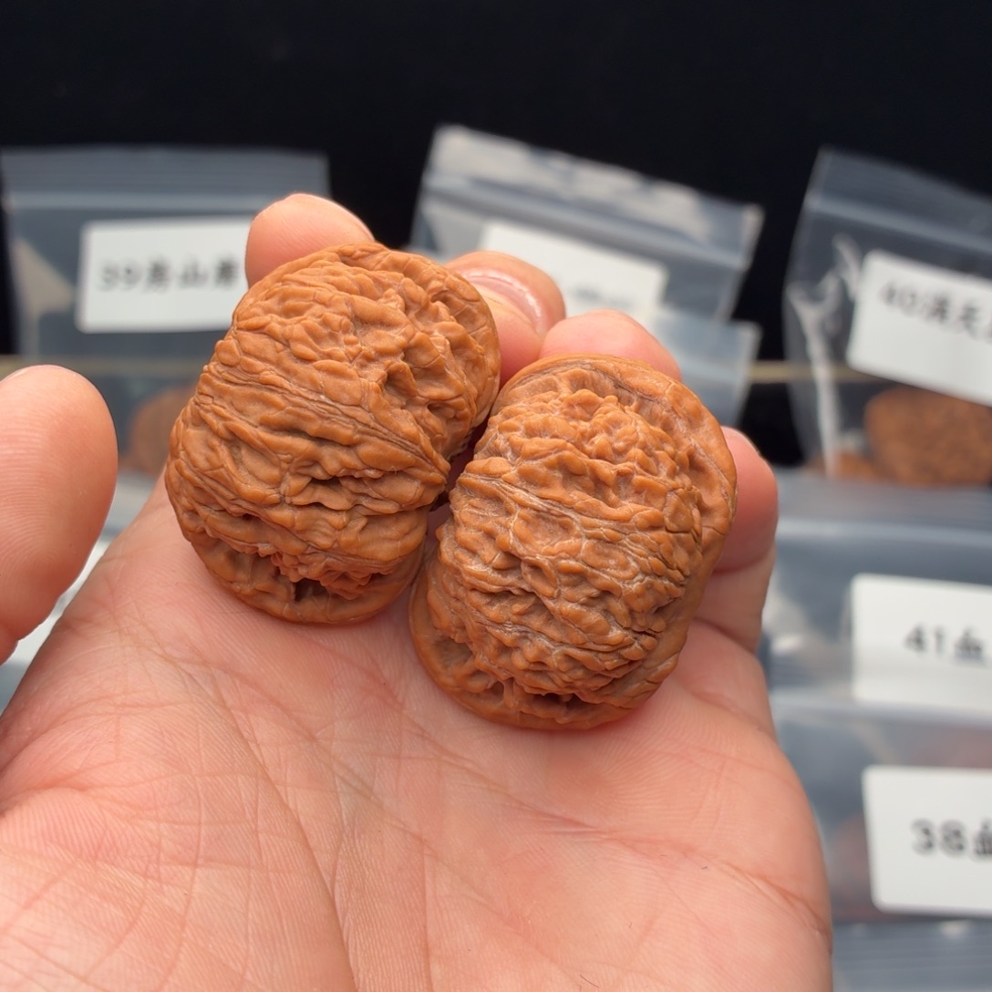 宇***芳把件文玩核桃矮子