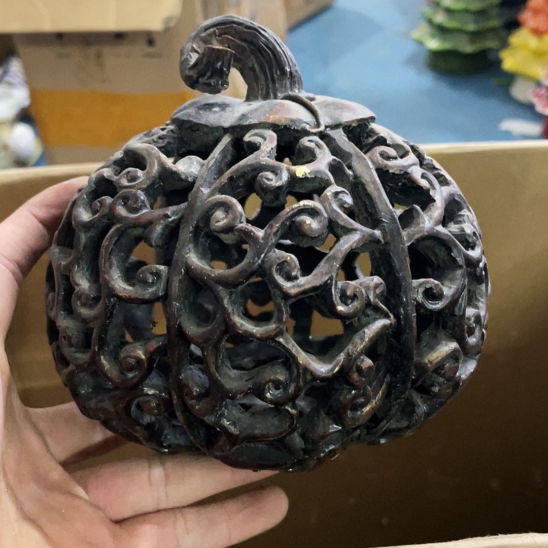 摆件   磕碰。