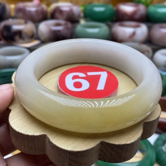 未镶嵌手镯石英质玉