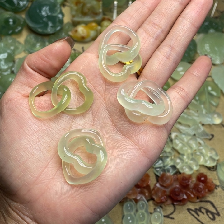 爱***新蛇纹石玉合金颈饰