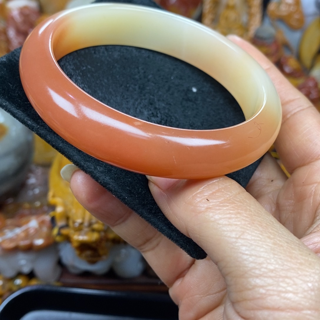 未镶嵌石英质玉（黄龙玉）颈饰