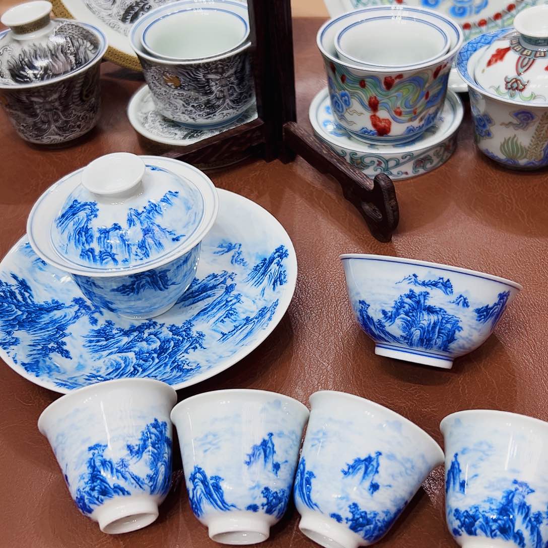 摆件景德镇市和上海浦东国际机场的建设