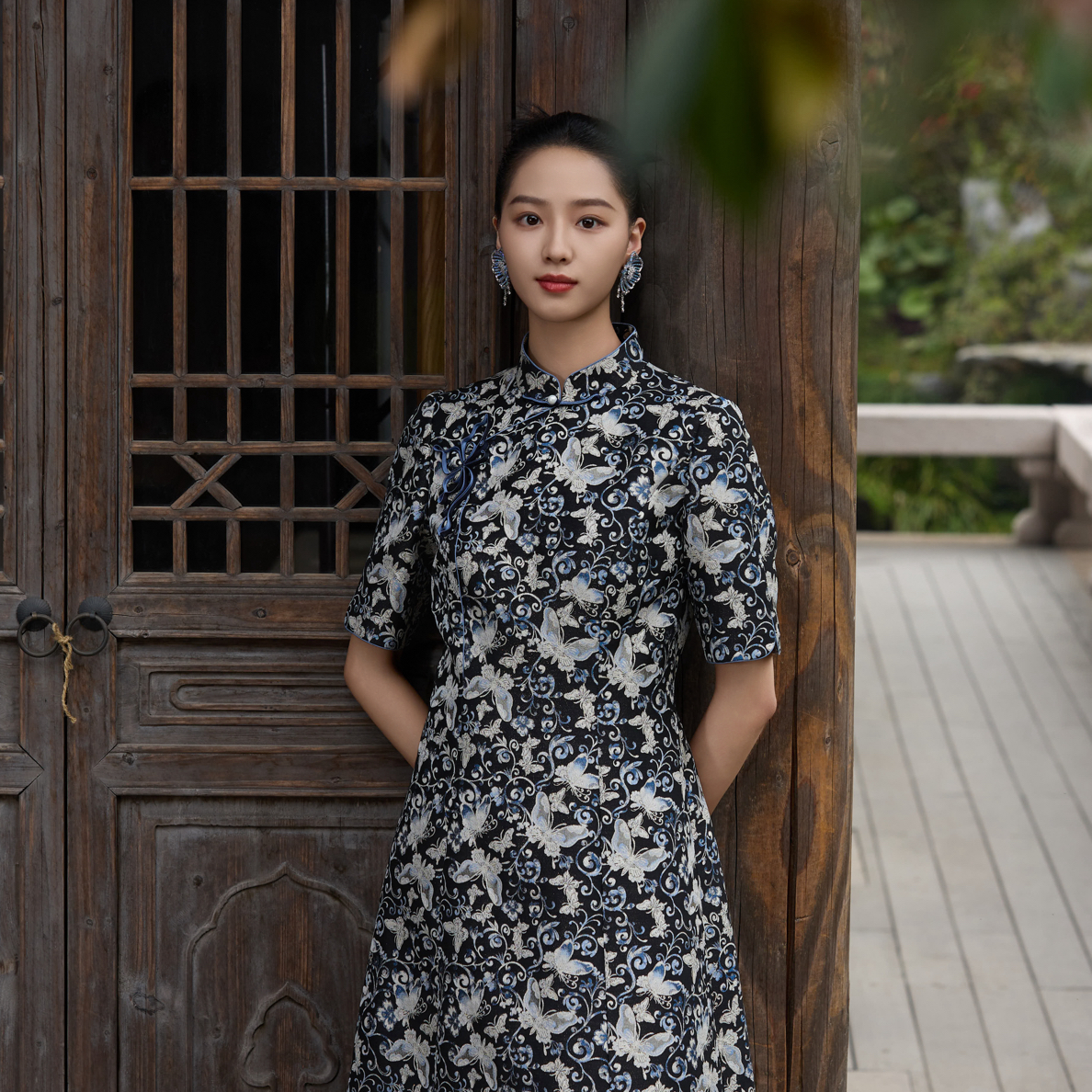 朱紫褕170393蓝色蝴蝶纹路图案裙摆旗袍婚礼妈妈喜婆婆喜妈妈旗袍