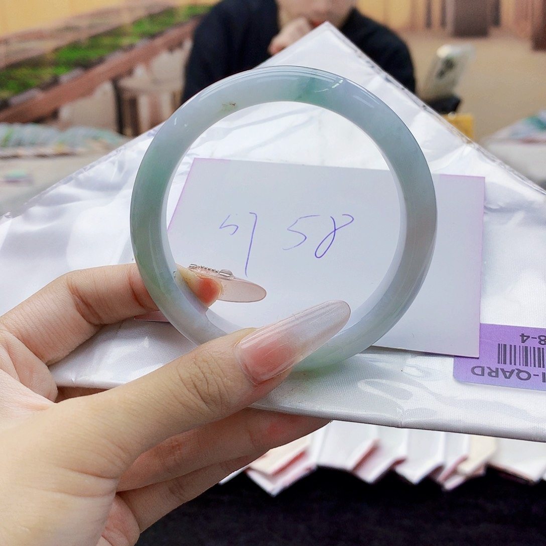 翡翠手镯未镶嵌67900888909999009900