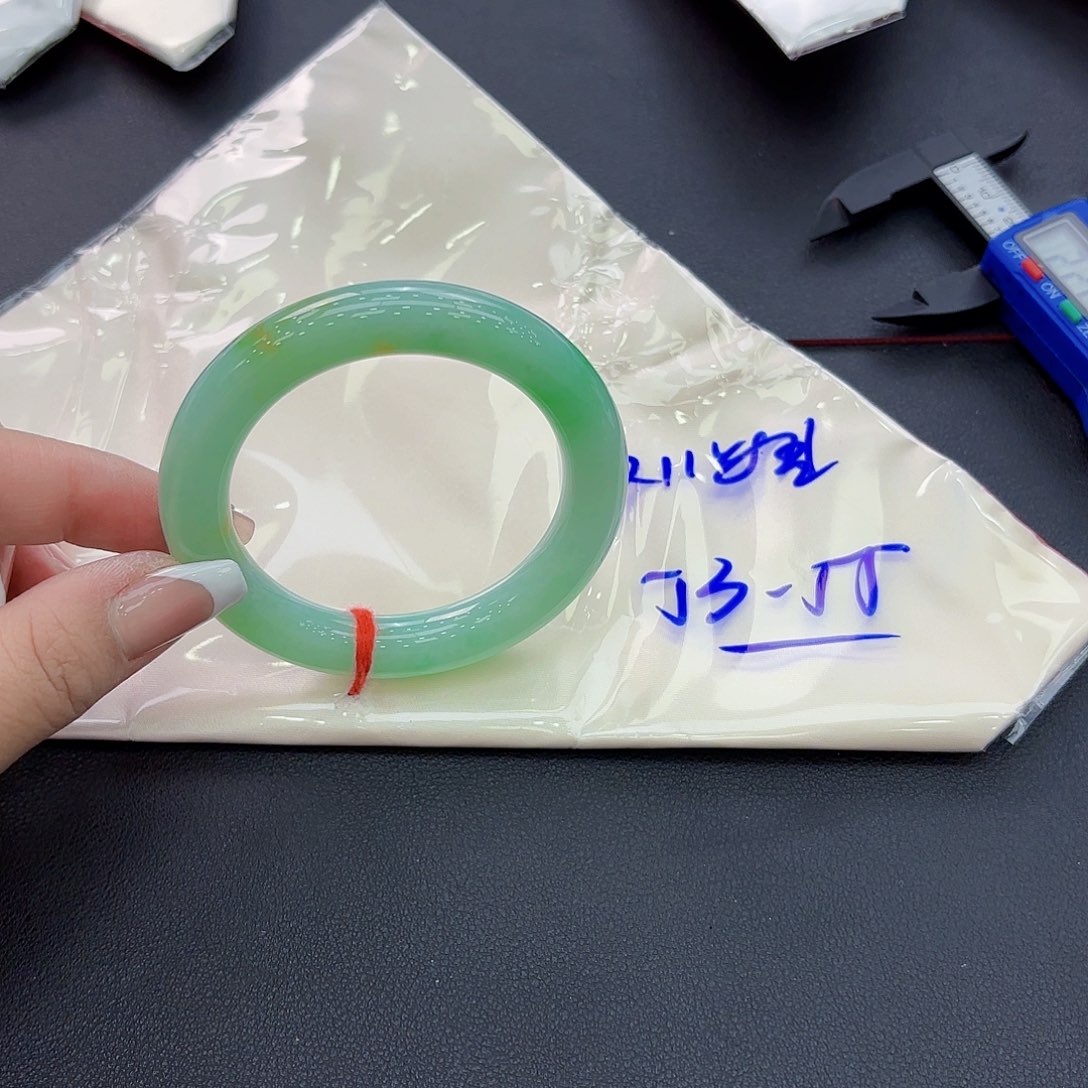 翡翠手镯未镶嵌燕**宝手镯