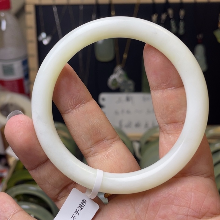 未镶嵌岫玉手镯奶油白