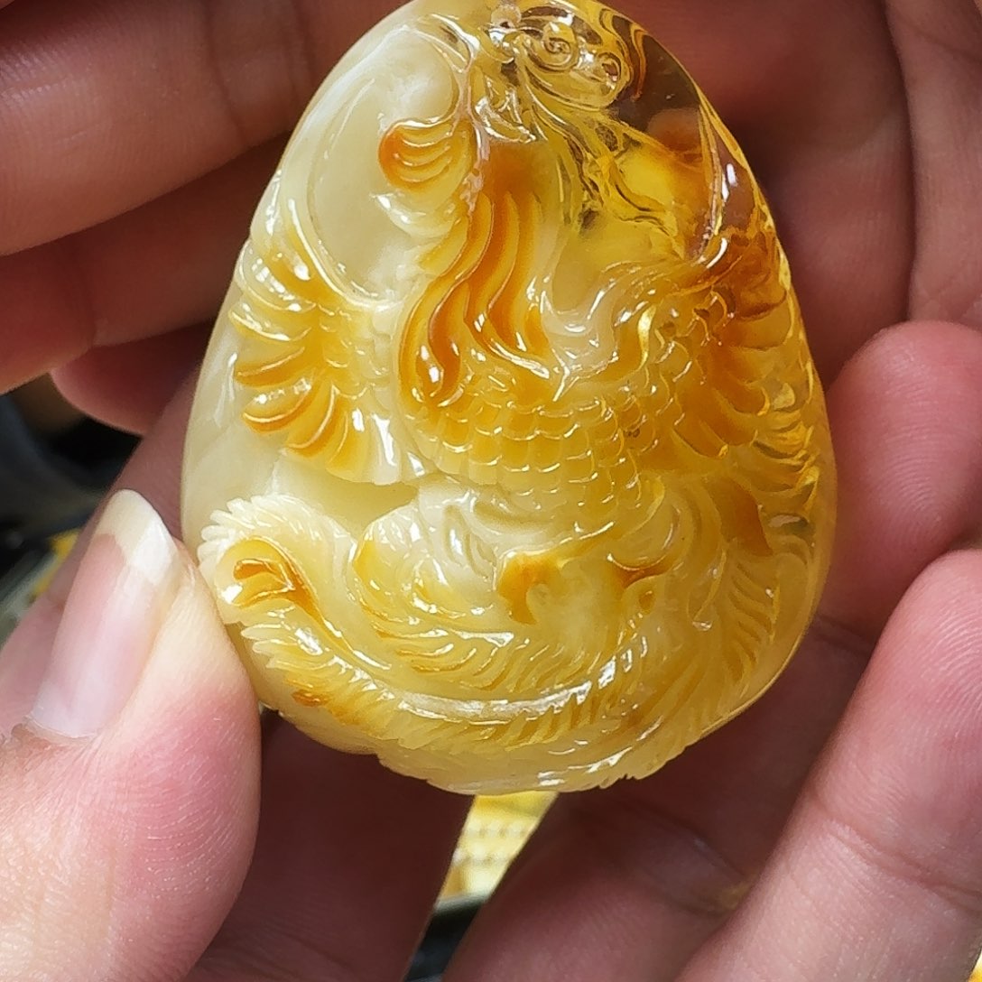 琥珀裸石未镶嵌……