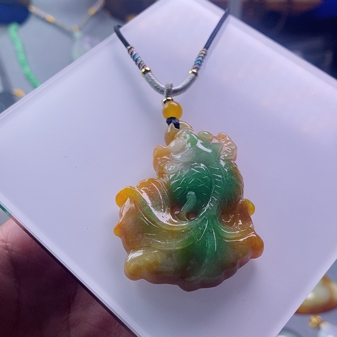 翡翠未镶嵌吊坠(赠链)