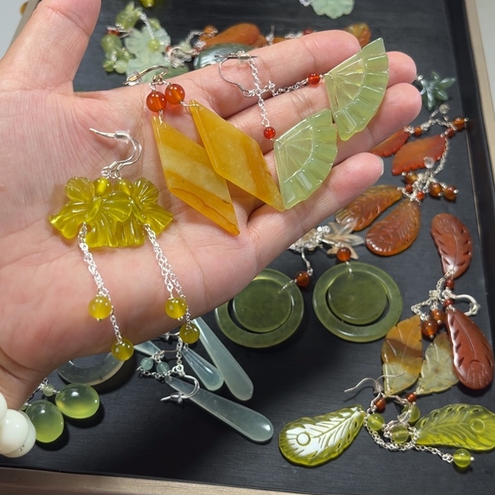 蛇纹石玉合金耳饰