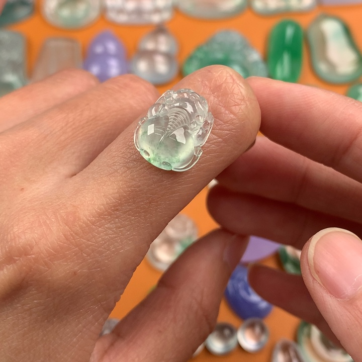 翡翠挂件未镶嵌….