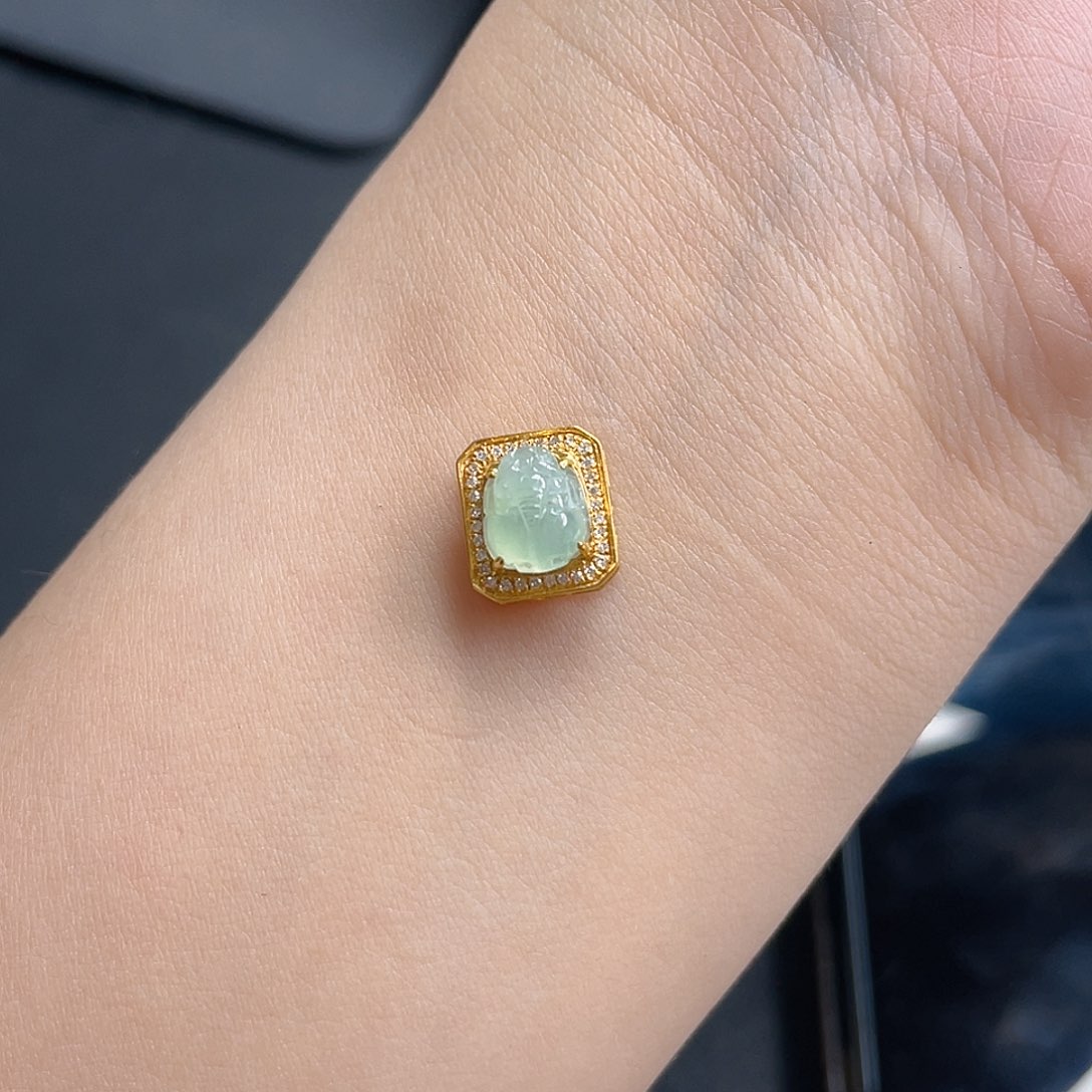 翡翠颈饰18K金镶嵌大*吊坠