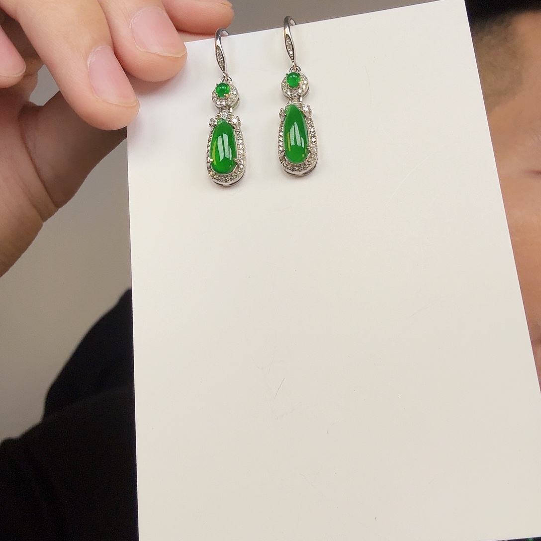 翡翠未镶嵌颈饰一对