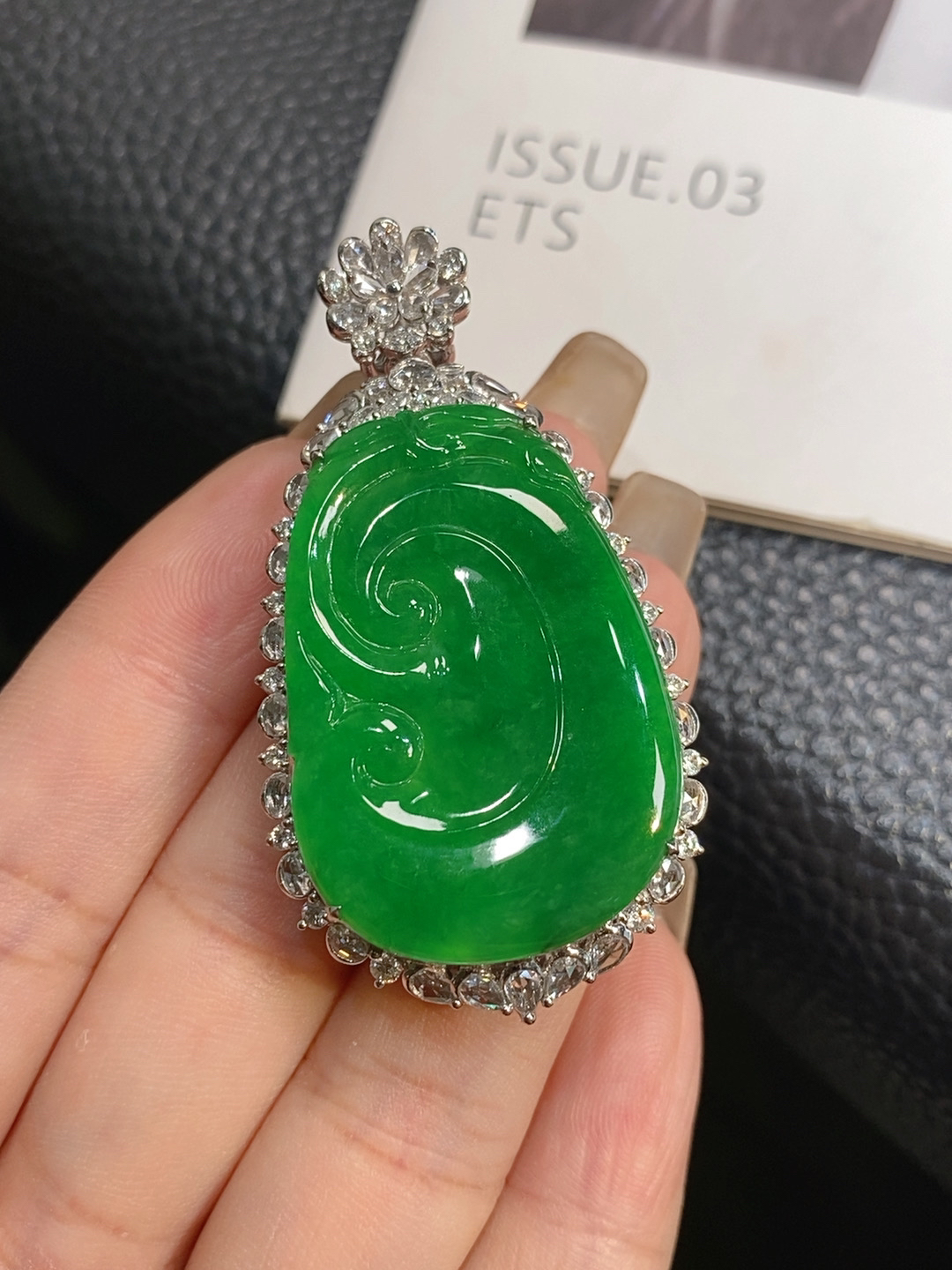 【伊玥珠宝】天然缅甸翡翠A货 阳绿如意吊坠