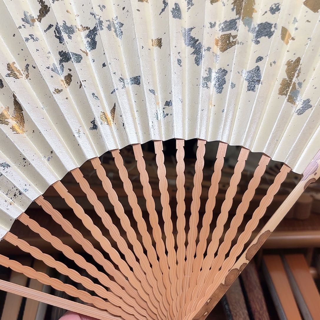 扇子白撒金龙鳞梅妃