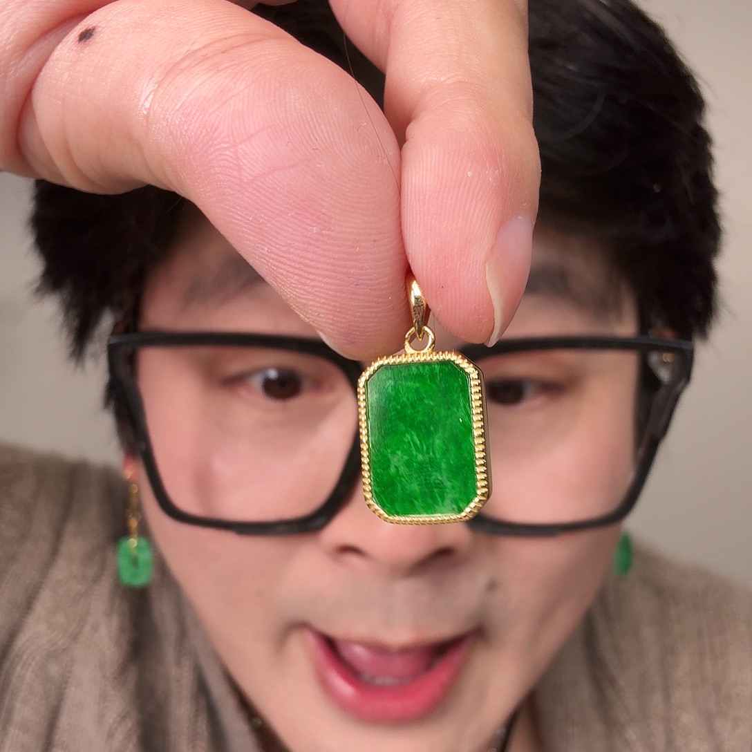 翡翠未镶嵌颈饰一件