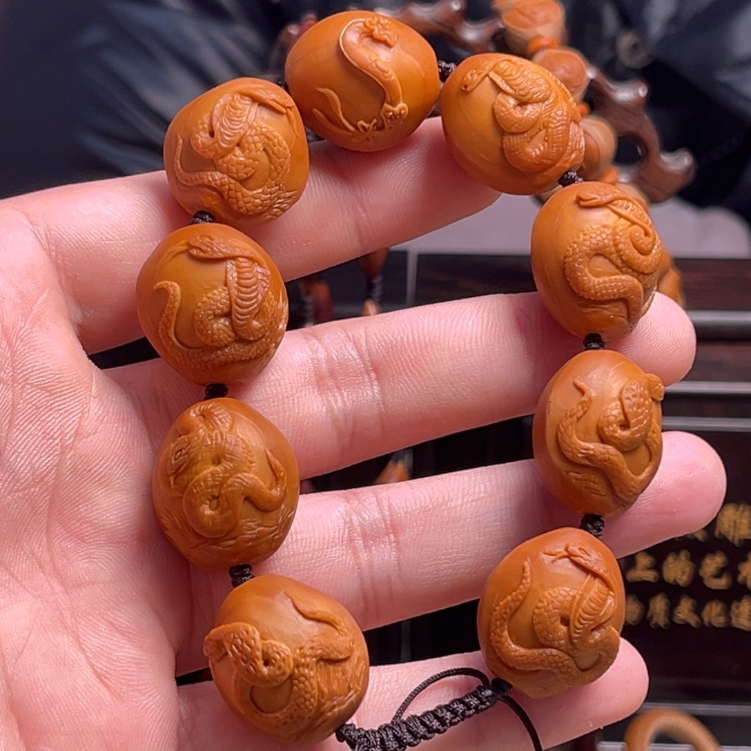 橄榄核吊坠拈**笑浮雕蛇