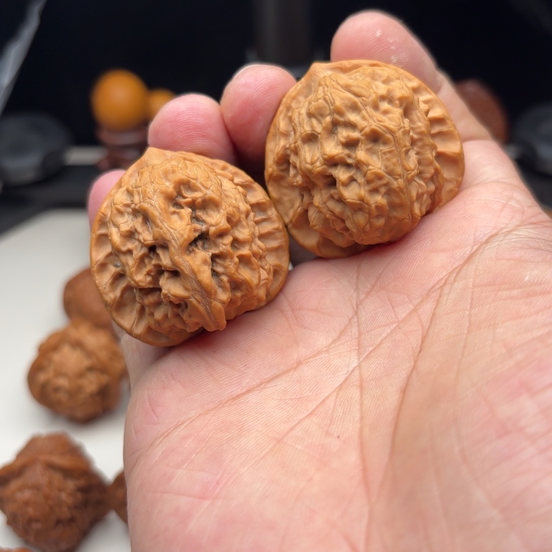 文玩核桃吊坠梨木台