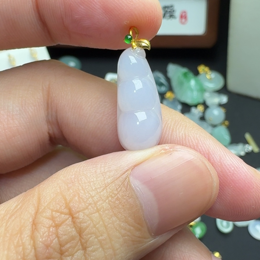 翡翠18K金镶嵌颈饰福豆