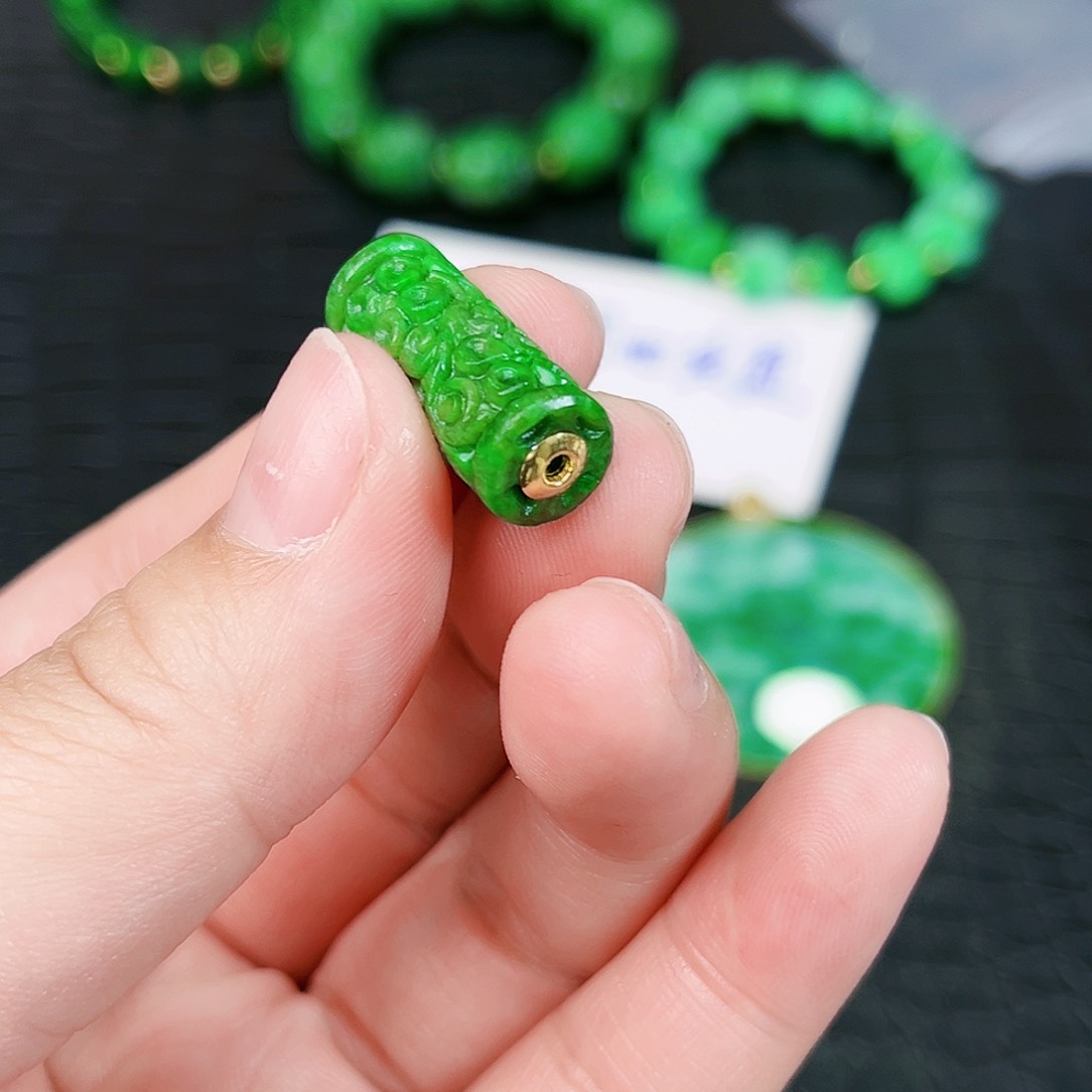 翡翠颈饰18K金镶嵌吊坠