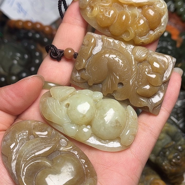 未镶嵌岫岩河磨玉（透闪石质玉）挂件