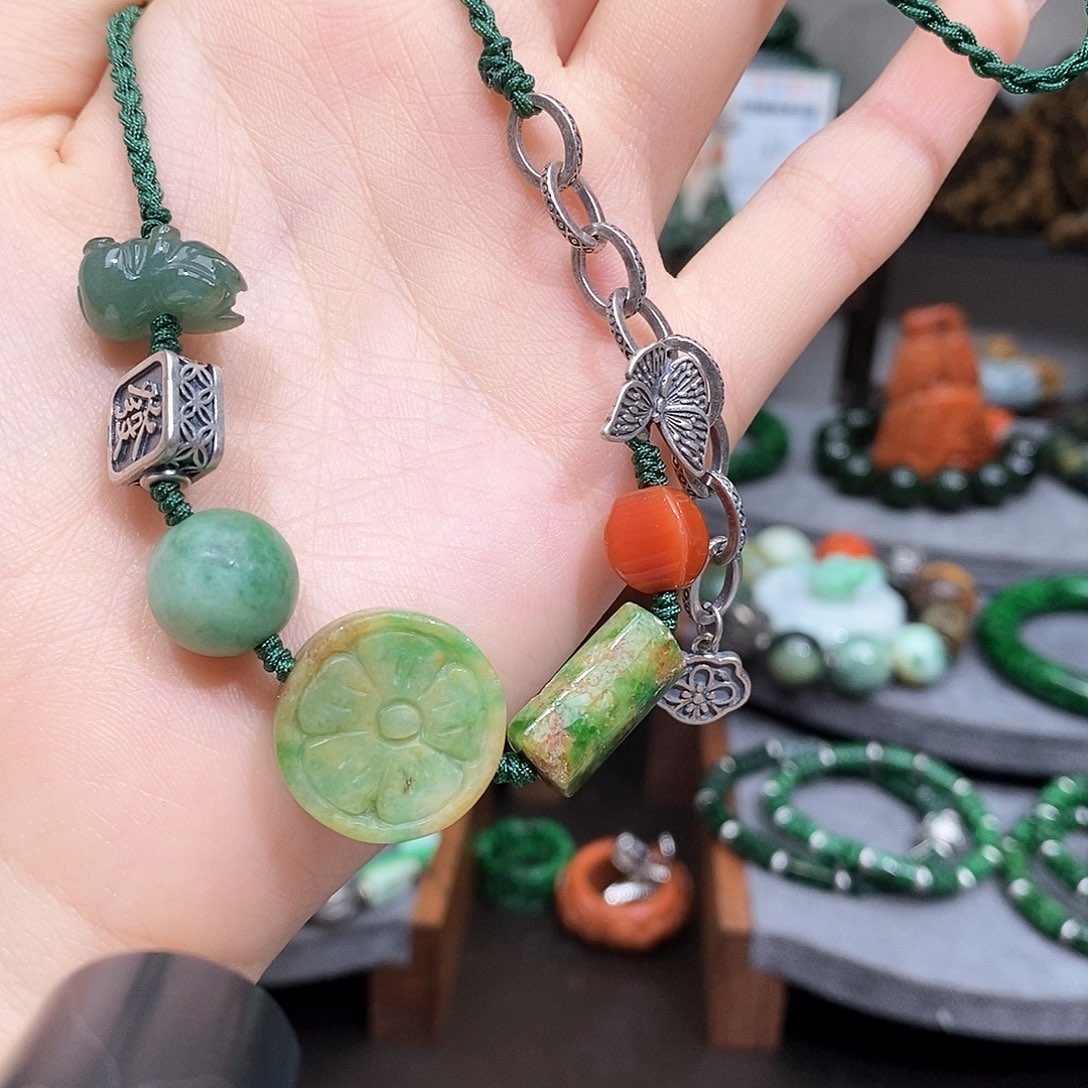 翡翠未镶嵌颈饰漂亮美眉