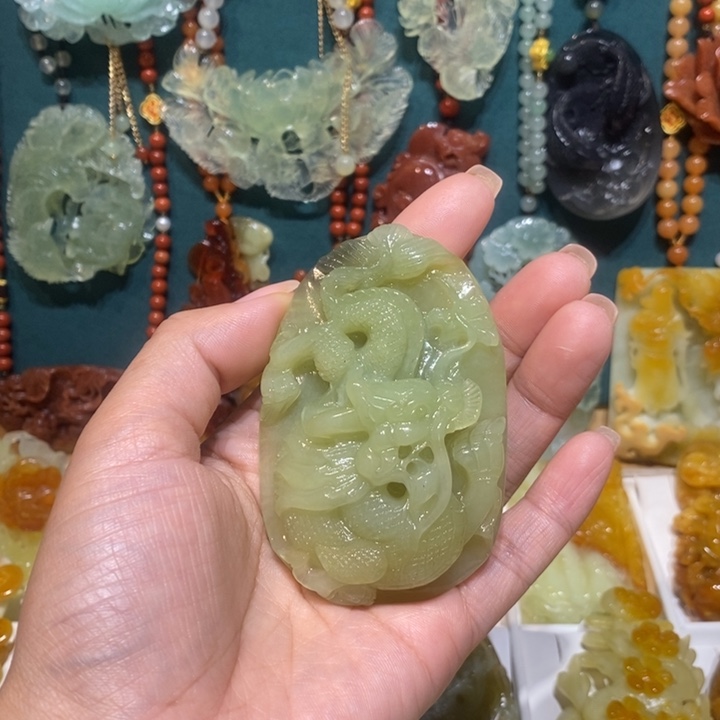 蛇纹石玉未镶嵌颈饰