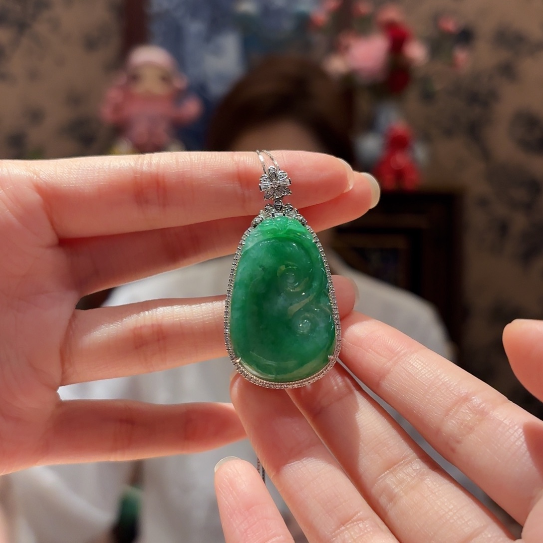 翡翠吊坠(赠链)18K金镶嵌吊坠