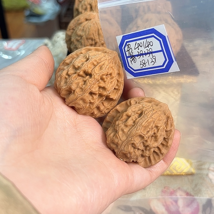 文玩核桃把件梨木台