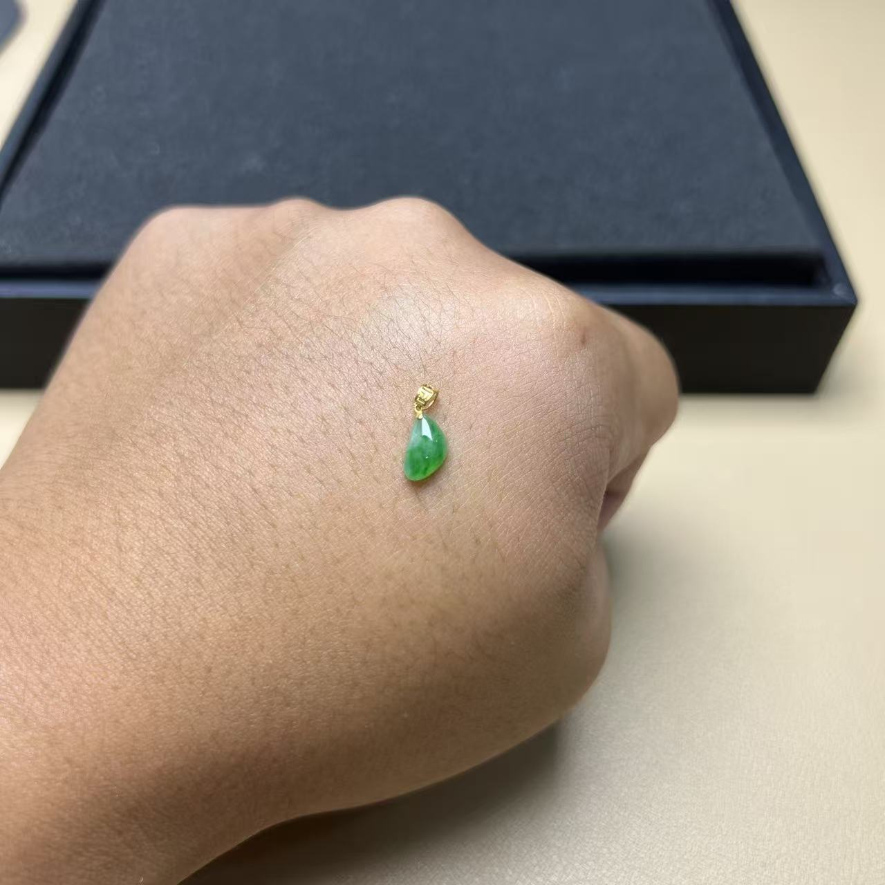 翡翠福瓜吊坠冰种辣绿水头好18K金事业向上高贵精致轻奢