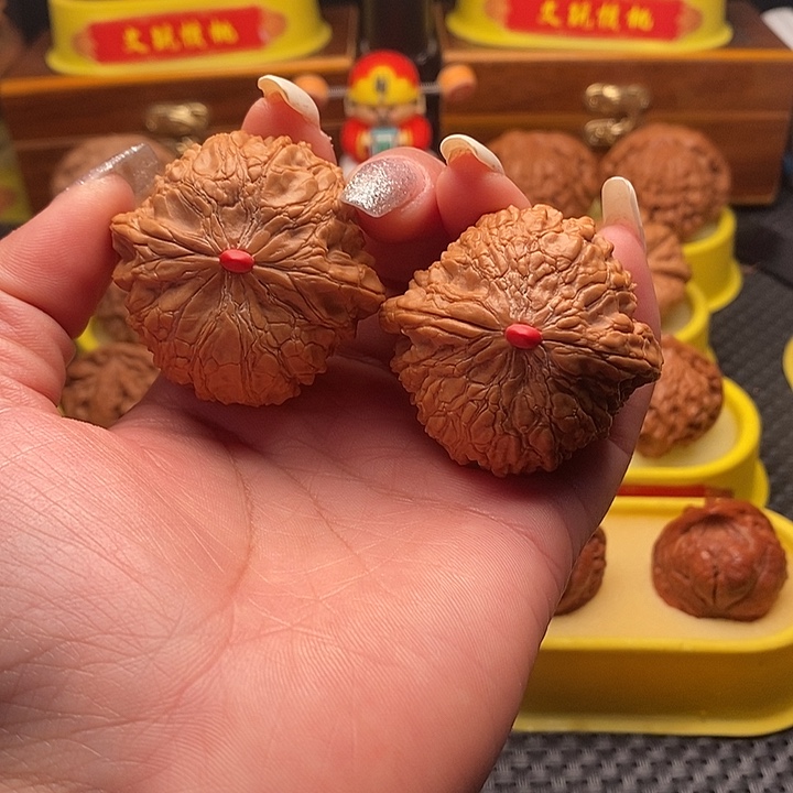 桃核把件S**～47鸿运当头。     