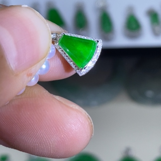 翡翠18K金镶嵌颈饰小滴溜