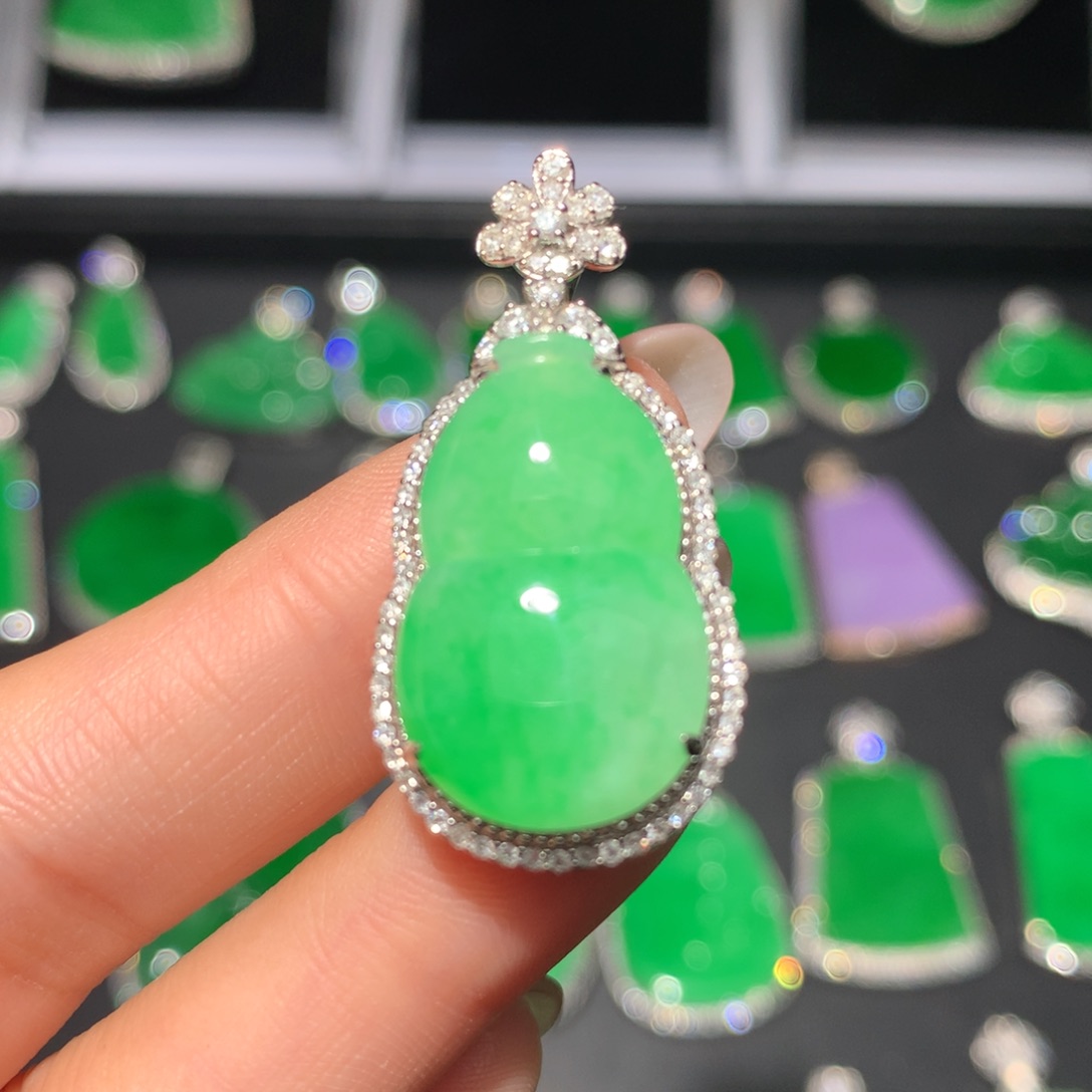 翡翠18K金镶嵌颈饰翡翠