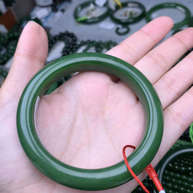天然和田玉碧玉手镯高品质辣绿色