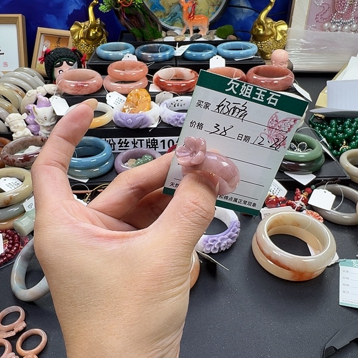 奶****石英岩玉未镶嵌手镯