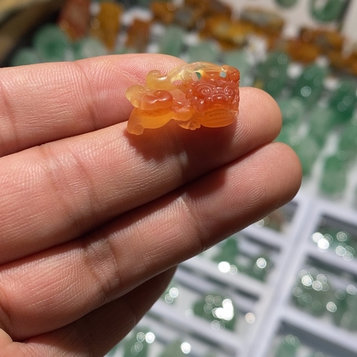 石英质玉（黄龙玉）未镶嵌颈饰