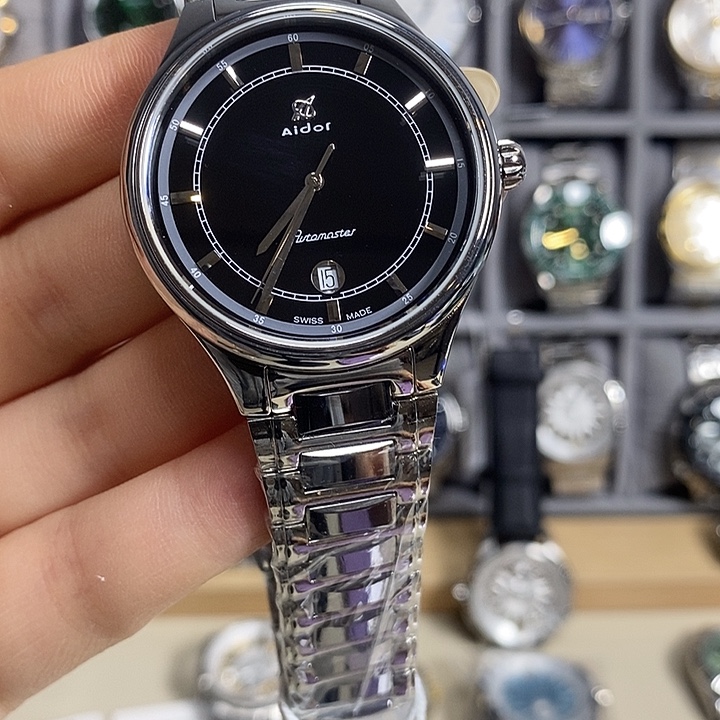 石英机芯手表。         