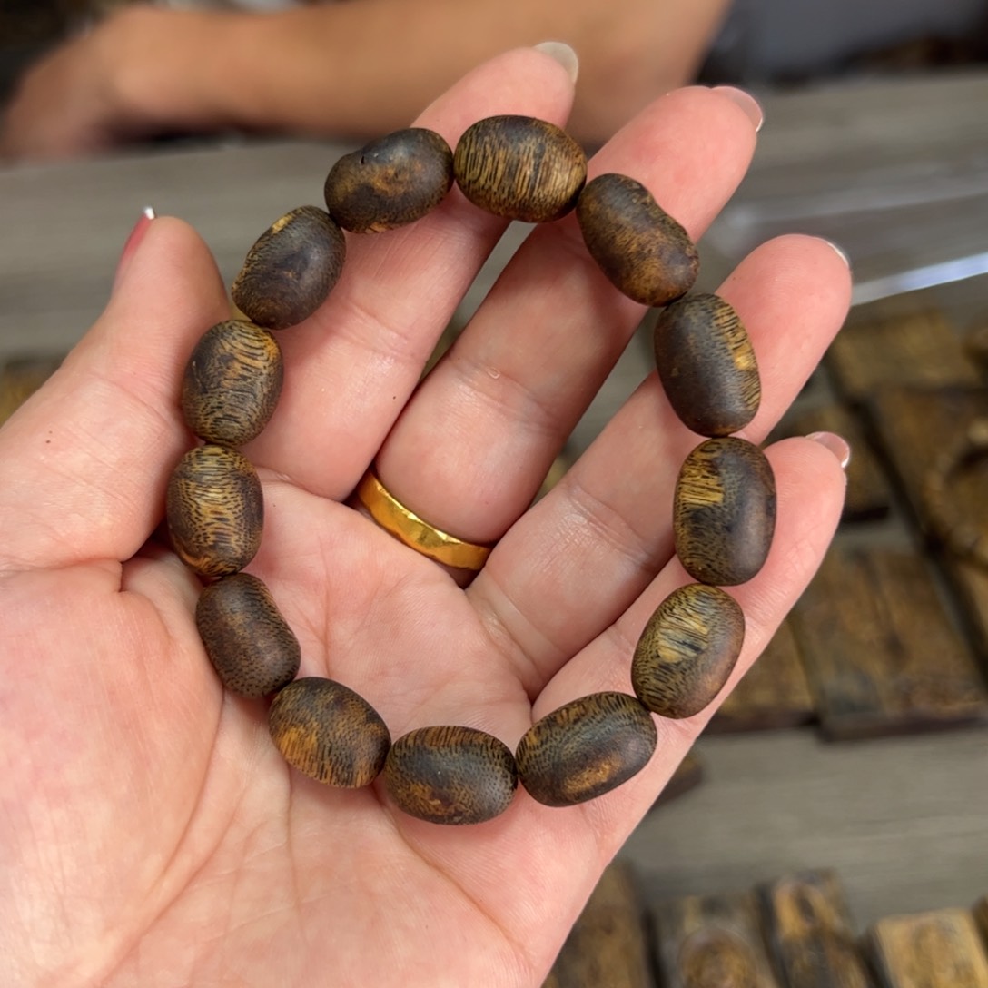 沉香木手串唐结榴巴单圈12.5克