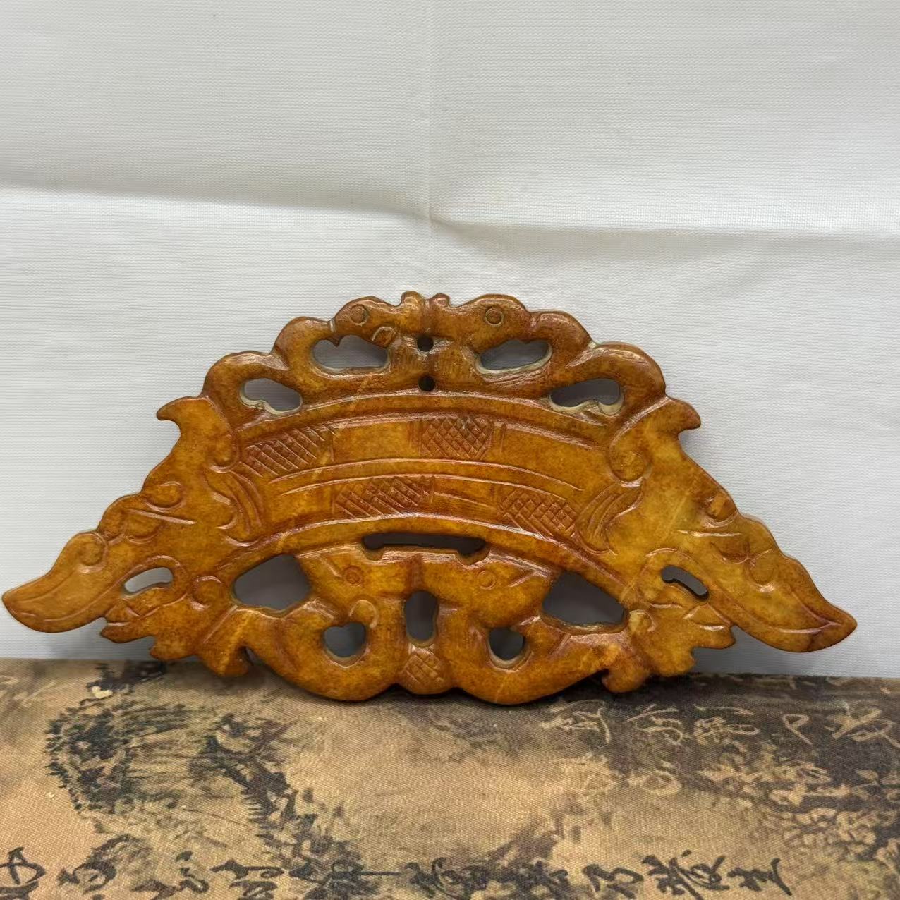 r122/YY  沁色玉牌摆件