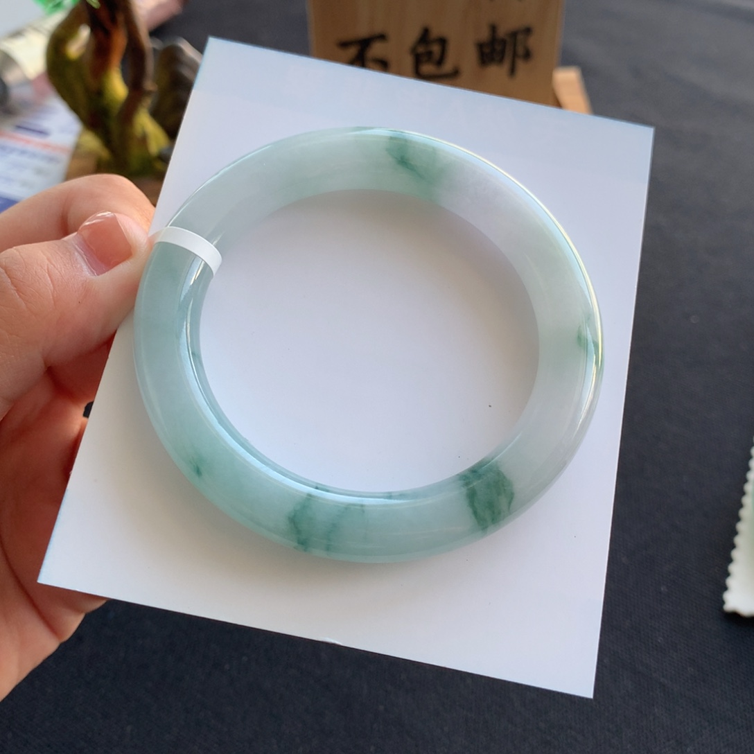 翡翠手镯未镶嵌翡翠