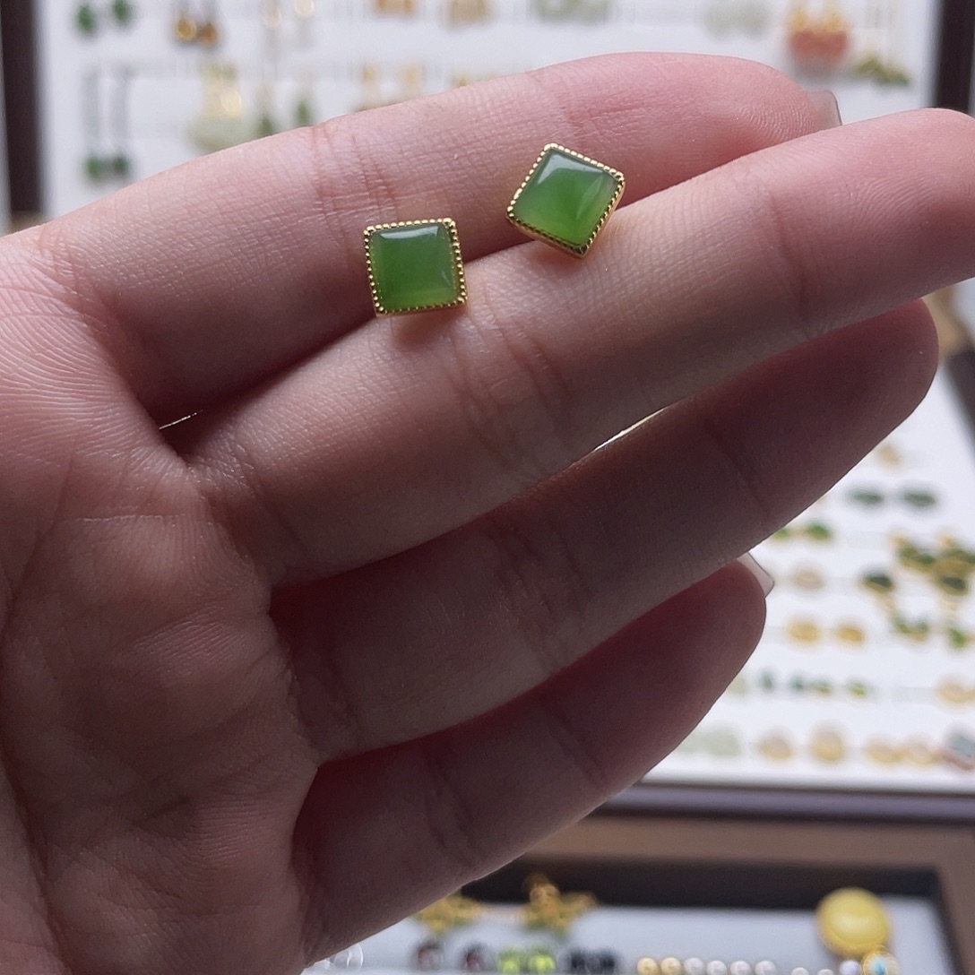 果***程和田玉未镶嵌耳饰