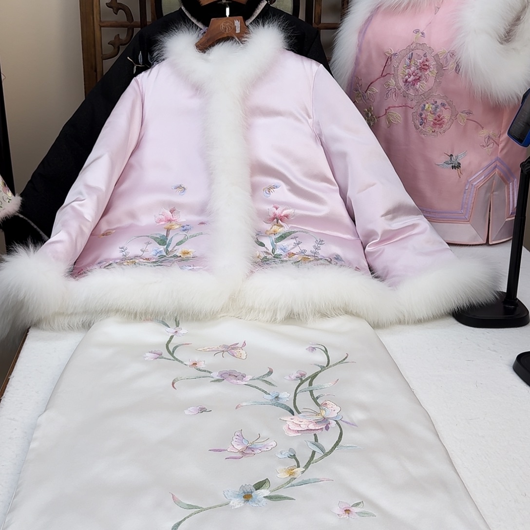 织绣粉紫色冬款羽绒上衣