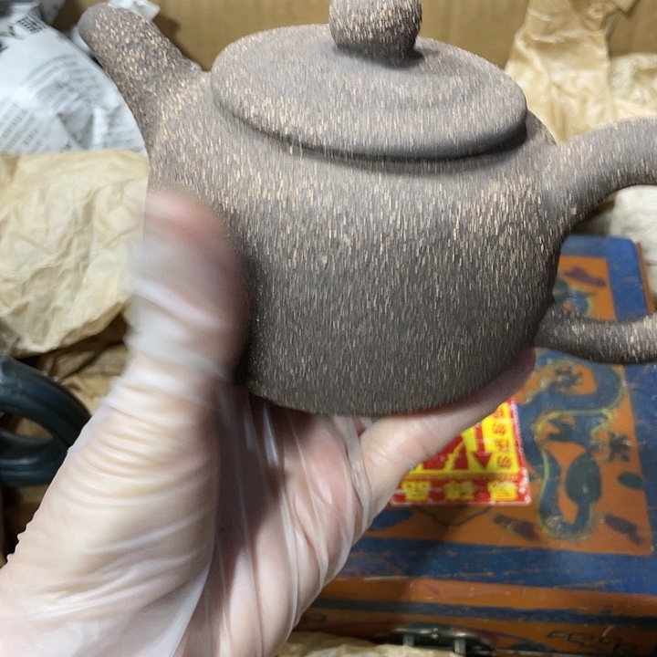 紫砂茶壶矿泥料，手工制作的一把紫砂壶。