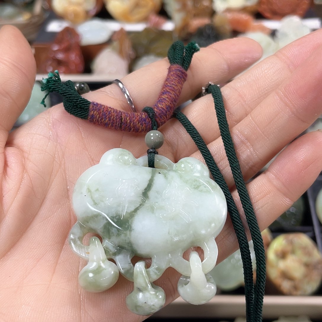 蛇纹石玉颈饰合金