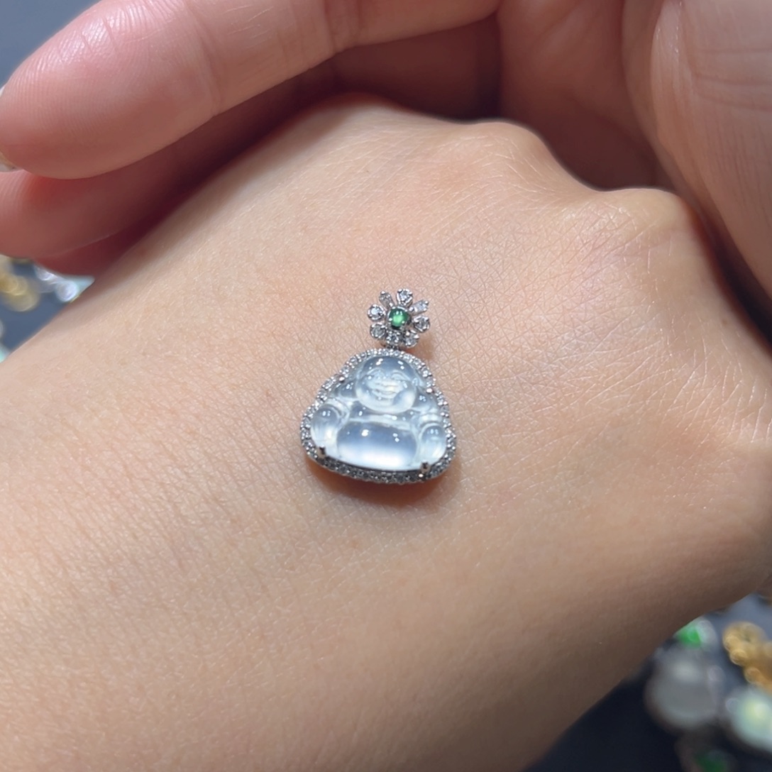 翡翠颈饰18K金镶嵌じ****粒吊坠