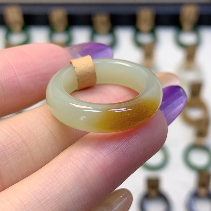 和田玉戒指未镶嵌金糖一口糖