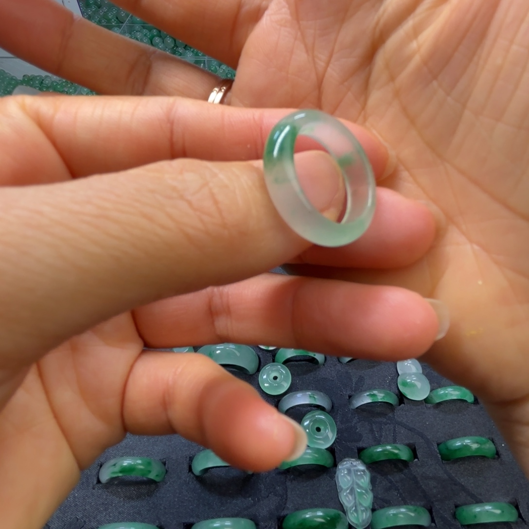 石英质玉（非洲翠）未镶嵌戒指  珠子  手镯冰飘一抹绿戒指
