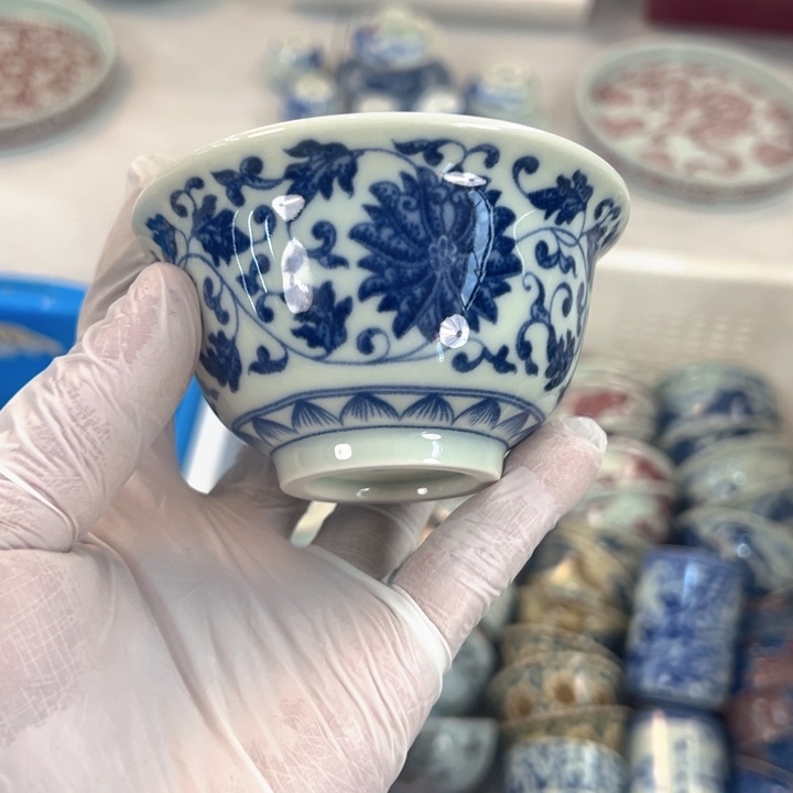 ****呀瓷片白青花缠枝莲压手杯主人杯