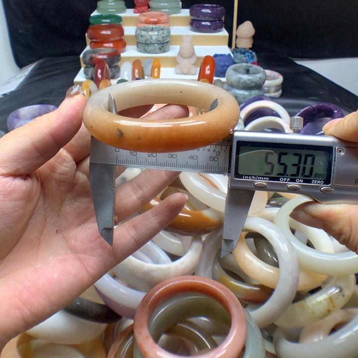 未镶嵌手镯石英质玉